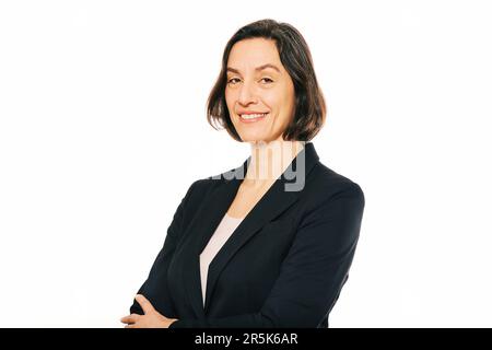 Studio portrait de femme de 45 - 50 ans posant sur fond blanc, portant une veste noire Banque D'Images