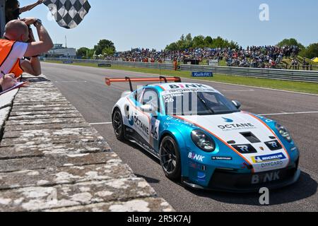 Andover, Royaume-Uni. 04th juin 2023. Thruxton circuit, Andover, Hampshire, Royaume-Uni sur 04 juin 2023. Robert de Haan a pris la première place dans la course 1 lors de la Porsche Carrera Cup au circuit de Thruxton, Andover, Hampshire, Royaume-Uni sur 04 juin 2023. Credit: Francis Knight/Alay Live News Banque D'Images