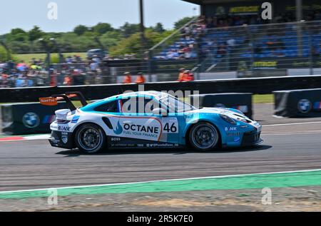Andover, Royaume-Uni. 04th juin 2023. Thruxton circuit, Andover, Hampshire, Royaume-Uni sur 04 juin 2023. Robert de Haan a pris la première place dans la course 1 lors de la Porsche Carrera Cup au circuit de Thruxton, Andover, Hampshire, Royaume-Uni sur 04 juin 2023. Credit: Francis Knight/Alay Live News Banque D'Images