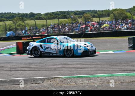 Andover, Royaume-Uni. 04th juin 2023. Thruxton circuit, Andover, Hampshire, Royaume-Uni sur 04 juin 2023. Robert de Haan a pris la première place dans la course 1 lors de la Porsche Carrera Cup au circuit de Thruxton, Andover, Hampshire, Royaume-Uni sur 04 juin 2023. Credit: Francis Knight/Alay Live News Banque D'Images