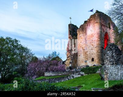 Ancien château en pierre avec donjon surplombant la rivière à Knaresborough près de Harrogate dans le Yorkshire Banque D'Images