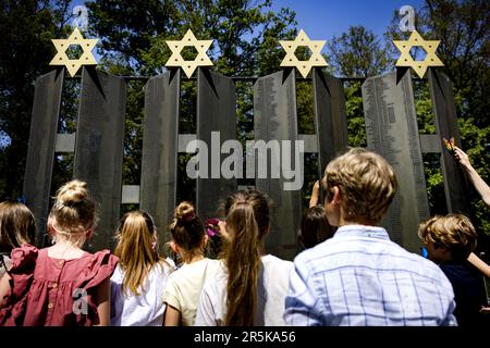 VUGHT - les élèves de l'école primaire de Schalm attachent 80 papillons au monument des enfants et au barbelé lors d'une commémoration des transports des enfants dans le Camp monument national Vught, où les 6 et 7 juin 1943, il y a 80 ans cette année, Près de 1300 enfants ont été expulsés par les occupants allemands. Vught ont été transportés au camp d'extermination Sobibor et gazés immédiatement à l'arrivée. ANP RAMON VAN FLYMEN pays-bas sortie - belgique sortie Banque D'Images