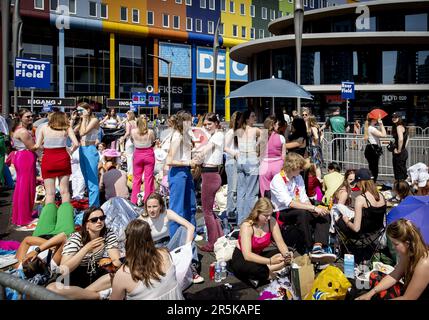 Amsterdam, pays-Bas. 04th juin 2023. AMSTERDAM - les fans font la queue à l'arène Johan Cruijff pour Harry Styles avant un concert, dans le cadre de sa tournée mondiale Love on Tour, par le chanteur britannique. ANP KOEN VAN WEEL pays-bas - belgique sortie crédit: ANP/Alay Live News Banque D'Images