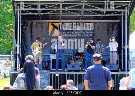 Édimbourg, Écosse, Royaume-Uni. 4th juin 2023. Créé en 1974, le festival des Meadows a lieu le premier week-end de juin presque chaque année depuis. Au cours des 49 dernières années, le festival a changé et l'événement se vante maintenant de l'un des plus grands festivals communautaires du Royaume-Uni avec le plus grand marché de plein air à Édimbourg et quelque chose pour tous les âges. Le temps ensoleillé a fait sortir la foule pour profiter de la journée. Le temps ensoleillé a fait sortir la foule pour profiter de la journée. Scène musicale principale avec le groupe local Spylaw. Crédit : Craig Brown/Alay Live News Banque D'Images