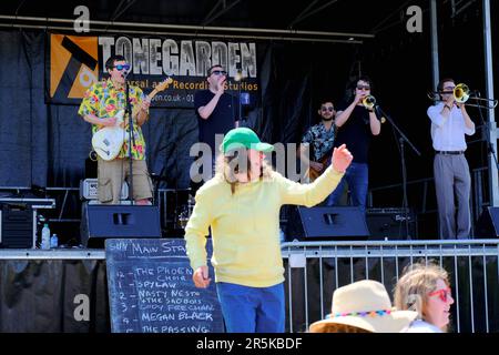Édimbourg, Écosse, Royaume-Uni. 4th juin 2023. Créé en 1974, le festival des Meadows a lieu le premier week-end de juin presque chaque année depuis. Au cours des 49 dernières années, le festival a changé et l'événement se vante maintenant de l'un des plus grands festivals communautaires du Royaume-Uni avec le plus grand marché de plein air à Édimbourg et quelque chose pour tous les âges. Le temps ensoleillé a fait sortir la foule pour profiter de la journée. Scène musicale principale avec le groupe local Spylaw. Crédit : Craig Brown/Alay Live News Banque D'Images