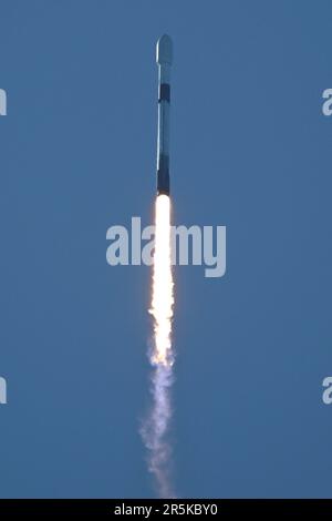 Cape Canaveral, Floride, États-Unis. 04th juin 2023. Une fusée SpaceX Falcon 9 lance 22 satellites de nouvelle génération 'Starlink' à 8 h 20 du complexe 40 à la station de la Force spatiale du Cap Canaveral, en Floride, dimanche, 4 juin 2023. SpaceX est à la recherche d'un double en-tête avec deux lancements prévus pour aujourd'hui. Photo de Joe Marino/UPI crédit: UPI/Alay Live News crédit: UPI/Alay Live News Banque D'Images