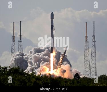 Cape Canaveral, Floride, États-Unis. 04th juin 2023. Une fusée SpaceX Falcon 9 lance 22 satellites de nouvelle génération 'Starlink' à 8 h 20 du complexe 40 à la station de la Force spatiale du Cap Canaveral, en Floride, dimanche, 4 juin 2023. SpaceX est à la recherche d'un double en-tête avec deux lancements prévus pour aujourd'hui. Photo de Joe Marino/UPI crédit: UPI/Alay Live News crédit: UPI/Alay Live News Banque D'Images