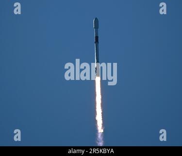 Cape Canaveral, Floride, États-Unis. 04th juin 2023. Une fusée SpaceX Falcon 9 lance 22 satellites de nouvelle génération 'Starlink' à 8 h 20 du complexe 40 à la station de la Force spatiale du Cap Canaveral, en Floride, dimanche, 4 juin 2023. SpaceX est à la recherche d'un double en-tête avec deux lancements prévus pour aujourd'hui. Photo de Joe Marino/UPI crédit: UPI/Alay Live News crédit: UPI/Alay Live News Banque D'Images