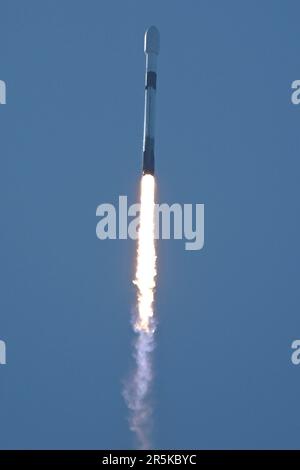 Cape Canaveral, Floride, États-Unis. 04th juin 2023. Une fusée SpaceX Falcon 9 lance 22 satellites de nouvelle génération 'Starlink' à 8 h 20 du complexe 40 à la station de la Force spatiale du Cap Canaveral, en Floride, dimanche, 4 juin 2023. SpaceX est à la recherche d'un double en-tête avec deux lancements prévus pour aujourd'hui. Photo de Joe Marino/UPI crédit: UPI/Alay Live News crédit: UPI/Alay Live News Banque D'Images