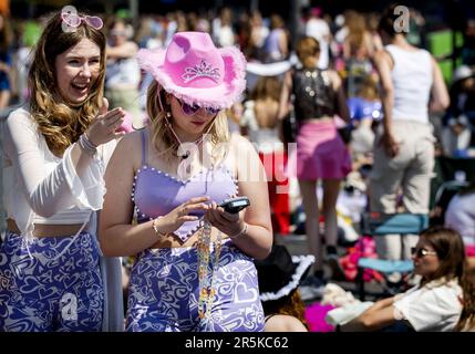 Amsterdam, pays-Bas. 04th juin 2023. AMSTERDAM - les fans font la queue à l'arène Johan Cruijff pour Harry Styles avant un concert, dans le cadre de sa tournée mondiale Love on Tour, par le chanteur britannique. ANP KOEN VAN WEEL pays-bas - belgique sortie crédit: ANP/Alay Live News Banque D'Images