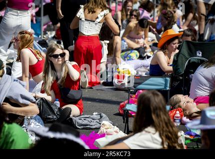 Amsterdam, pays-Bas. 04th juin 2023. AMSTERDAM - les fans font la queue à l'arène Johan Cruijff pour Harry Styles avant un concert, dans le cadre de sa tournée mondiale Love on Tour, par le chanteur britannique. ANP KOEN VAN WEEL pays-bas - belgique sortie crédit: ANP/Alay Live News Banque D'Images