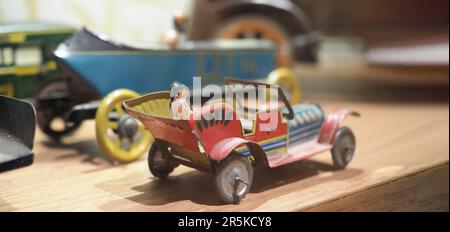 Vintage jouet moulé avec de l'acier galvanisé tel que les trains de voitures. Collection de vieux jouets en fer métallique nostalgique de voitures anciennes. jouets pour enfants dans le passé. LO Banque D'Images