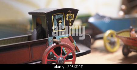 Vintage jouet moulé avec de l'acier galvanisé tel que les trains de voitures. Collection de vieux jouets en fer métallique nostalgique de voitures anciennes. jouets pour enfants dans le passé. LO Banque D'Images