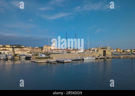 Panorama de la ville de San Vincenzo, vue de la mer, avec le port de plaisance et l'église. Ciel bleu et nuages. Livourne, Toscane, Italie Banque D'Images