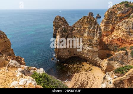 Petite crique sur les falaises de Lagos, près de la plage de Camilo, Algarve. Banque D'Images