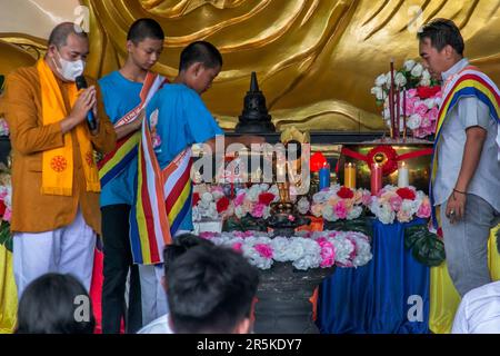 Les bouddhistes de Bogor, Java Ouest, Indonésie, baignent la statue de Bouddha au Dharma Vihara bouddhiste et 8 Pho Sat sur 4 juin 2023 Banque D'Images