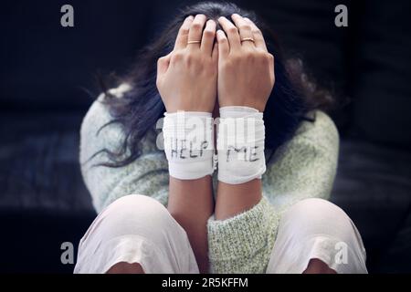 Poignet, dépression et femme avec l'aide sur le bandage pour le suicide, l'automutilation ou la personne en crise de santé mentale sombre. Bandages, fille et blessure de Banque D'Images