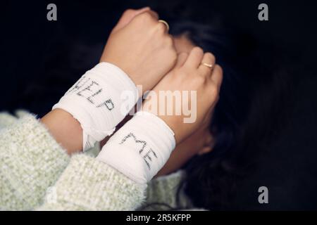 Femme, dépression et poignet avec l'aide sur le bandage pour le suicide, l'automutilation ou la personne en crise de santé mentale sombre. Bandages, fille et blessure de Banque D'Images