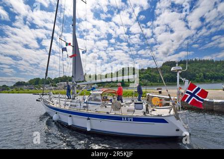 Inverness Scotland, un ciel bleu et un yacht au début de l'été passant par le canal calédonien de Clachnaharry en direction d'Inverness Banque D'Images