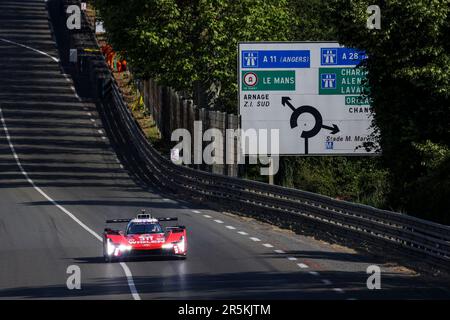 311 DERANI Luis Felipe (BRA), SIMS Alexander (gbr), AITKEN Jack (gbr), action Express Racing, Cadillac V-Series.R, Action pendant la journée d'essai des 24 heures du Mans 2023 sur le circuit des 24 heures du Mans sur 4 juin 2023 au Mans, France - photo Germain Hazard / DPPI Banque D'Images