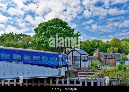 Inverness ScotRail train traversant le Clachnaharry Railway Swing Bridge au début de l'été Banque D'Images