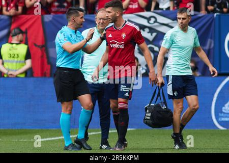 Pampelune, Espagne. 4th juin 2023. Sports. Football/Soccer.Miguel Angel Ortiz Arias (arbitre) et David Garcia (5. CA Osasuna) pendant le match de football de la Liga Santander entre CA Osasuna et Girona FC joué au stade El Sadar à Pampelune (Espagne) sur 4 juin 2023. Credit: Inigo Alzugaray / Alamy Live News Banque D'Images