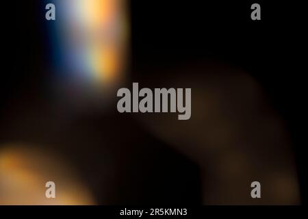 Fuite de lumière analogique produite avec des cristaux de verre et des lumières LED, le fond est noir pur. Idéal pour les revêtements. Banque D'Images