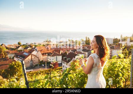 Femme bénéficiant d'une belle vue sur le lac Léman depuis les vignobles de Lavaux, Lausanne, canton de Vaud, Suisse Banque D'Images