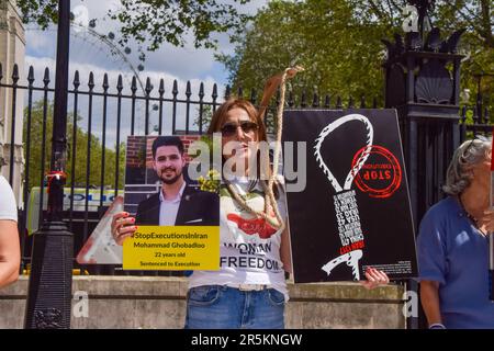 Londres, Royaume-Uni. 3rd juin 2023. Les Britanniques-Iraniens se sont rassemblés devant Downing Street pour protester contre les exécutions en Iran. Banque D'Images