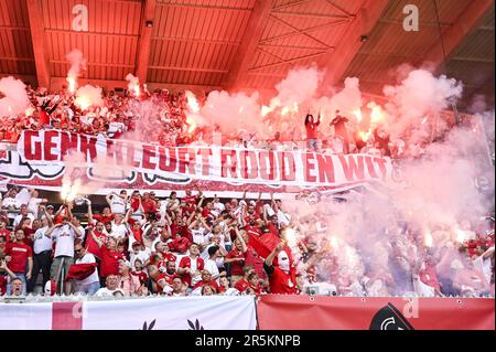 Genk, Belgique. 04th juin 2023. Les supporters d'Anvers photographiés avant un match de football entre le KRC Genk et le Royal Antwerp FC, dimanche 04 juin 2023 à Genk, le 6 jour des matchs des Champions de la première division du championnat belge de la « Jupiler Pro League » 2022-2023. BELGA PHOTO GOYVAERTS crédit: Belga News Agency/Alay Live News Banque D'Images