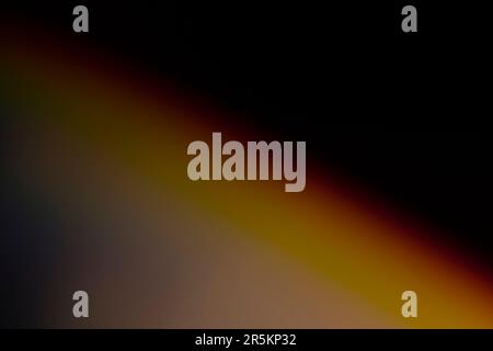 Fuite de lumière analogique produite avec des cristaux de verre et des lumières LED, le fond est noir pur. Idéal pour les revêtements. Banque D'Images