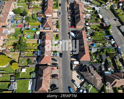 Vue aérienne du domaine immobilier à Hereford, Royaume-Uni, montrant les logements et les jardins de banlieue, prise en juin 2023 Banque D'Images