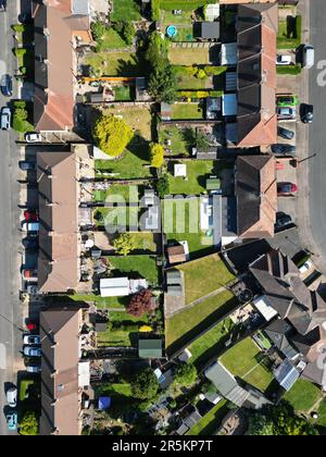 Vue aérienne du domaine immobilier à Hereford, Royaume-Uni, montrant les logements et les jardins de banlieue, prise en juin 2023 Banque D'Images