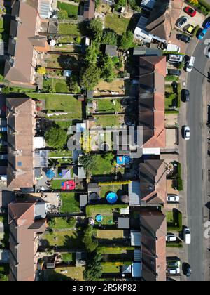 Vue aérienne du domaine immobilier à Hereford, Royaume-Uni, montrant les logements et les jardins de banlieue, prise en juin 2023 Banque D'Images