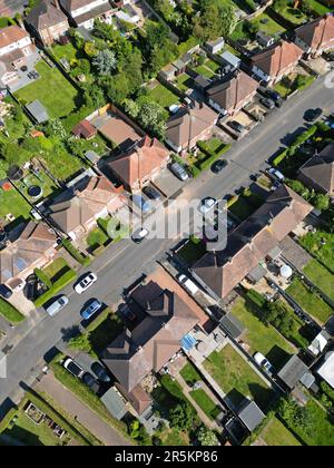 Vue aérienne du domaine immobilier à Hereford, Royaume-Uni, montrant les logements et les jardins de banlieue, prise en juin 2023 Banque D'Images