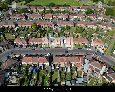 Vue aérienne du domaine immobilier à Hereford, Royaume-Uni, montrant les logements et les jardins de banlieue, prise en juin 2023 Banque D'Images