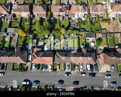 Vue aérienne du domaine immobilier à Hereford, Royaume-Uni, montrant les logements et les jardins de banlieue, prise en juin 2023 Banque D'Images
