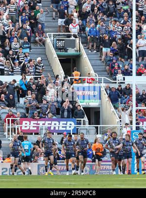 St James Park, Newcastle, Royaume-Uni. 4th juin 2023. Betfred Super League Magic Weekend Rugby League, Hull FC contre Warrington Wolves ; les fans de Hull FC célèbrent leurs équipes essayez Credit: Action plus Sports/Alay Live News Banque D'Images