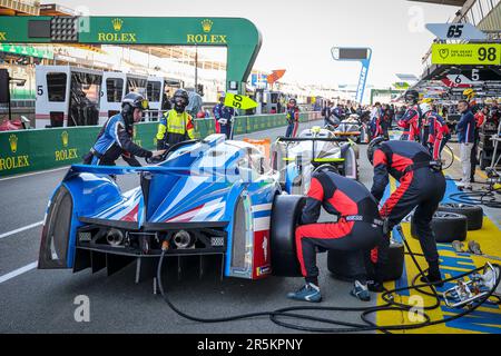 Le Mans, France. 04th juin 2023. Ambiance pitlane au cours de la chaleur 2 de la série européenne 2023 de Ligier sur le circuit des 24 heures du Mans sur 4 juin 2023 au Mans, France - photo Paulo Maria/DPPI crédit: DPPI Media/Alay Live News Banque D'Images