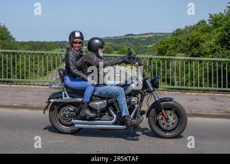 2017 Black Harley-Davidson FAT BOB Fxdf 103 1690 17 moto; traversée du pont autoroutier dans le Grand Manchester, Royaume-Uni Banque D'Images