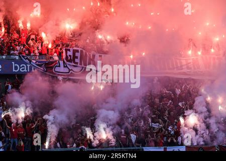 Genk, Belgique. 04th juin 2023. Les supporters d'Anvers photographiés avant un match de football entre le KRC Genk et le Royal Antwerp FC, dimanche 04 juin 2023 à Genk, le 6 jour des matchs des Champions de la première division du championnat belge de la « Jupiler Pro League » 2022-2023. BELGA PHOTO GOYVAERTS crédit: Belga News Agency/Alay Live News Banque D'Images