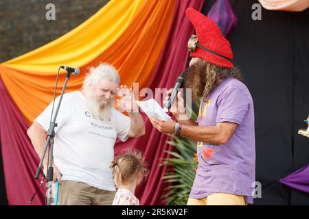 Cairns, Australie. 04th juin 2023. La personnalité de la télévision australienne Costa Georgiadis remet le prix Golden Gnome pour ses efforts communautaires et environnementaux remarquables au trésorier de la Bats and Trees Society of Cairns, Brynn Mathews, à l'Eco Fiesta de Cairns, dans les parcs Munro Martin. Organisé par le Conseil régional de Cairns, l'Eco Fiesta est un festival de l'environnement et de la durabilité qui a pour but de célébrer et de soutenir les forêts tropicales humides et la grande barrière de corail du Queensland, dans le nord. Crédit : SOPA Images Limited/Alamy Live News Banque D'Images