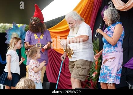 Cairns, Australie. 04th juin 2023. La personnalité de la télévision australienne Costa Georgiadis remet le prix Golden Gnome pour ses efforts communautaires et environnementaux remarquables au trésorier de la Bats and Trees Society of Cairns, Brynn Mathews, à l'Eco Fiesta de Cairns, dans les parcs Munro Martin. Organisé par le Conseil régional de Cairns, l'Eco Fiesta est un festival de l'environnement et de la durabilité qui a pour but de célébrer et de soutenir les forêts tropicales humides et la grande barrière de corail du Queensland, dans le nord. Crédit : SOPA Images Limited/Alamy Live News Banque D'Images