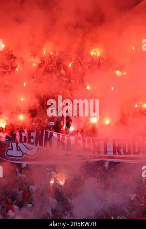 Genk, Belgique. 04th juin 2023. L'illustration montre de nombreux feux d'artifice lors d'un match de football entre le KRC Genk et le Royal Antwerp FC, le dimanche 04 juin 2023 à Genk, le dernier jour des matchs des Champions de la première division du championnat belge de la Jupiler Pro League 2022-2023. BELGA PHOTO DAVID PINTENS crédit: Belga News Agency/Alay Live News Banque D'Images