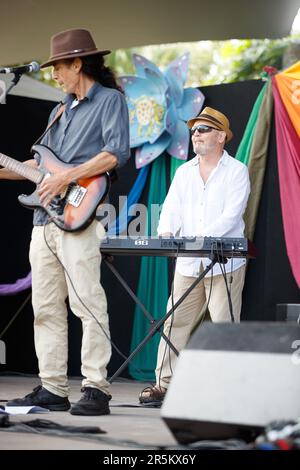 Cairns, Australie. 04th juin 2023. Le groupe de reggae Koahlition se produit à l'Eco Fiesta de Cairns, dans le parc Munro Martin. Organisé par le Conseil régional de Cairns, l'Eco Fiesta est un festival de l'environnement et de la durabilité qui a pour but de célébrer et de soutenir les forêts tropicales humides et la grande barrière de corail du Queensland, dans le nord. Des spectateurs et des groupes environnementaux se sont réunis dans le parc Munro Martin de Cairns pour des aliments locaux, des technologies vertes, des produits recyclés, de la musique live, des conférences et des ateliers. (Photo de Joshua Prieto/SOPA Images/Sipa USA) crédit: SIPA USA/Alay Live News Banque D'Images