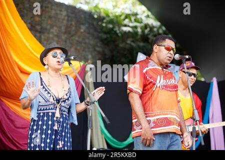 Cairns, Australie. 04th juin 2023. Le groupe de reggae Koahlition se produit à l'Eco Fiesta de Cairns, dans le parc Munro Martin. Organisé par le Conseil régional de Cairns, l'Eco Fiesta est un festival de l'environnement et de la durabilité qui a pour but de célébrer et de soutenir les forêts tropicales humides et la grande barrière de corail du Queensland, dans le nord. Des spectateurs et des groupes environnementaux se sont réunis dans le parc Munro Martin de Cairns pour des aliments locaux, des technologies vertes, des produits recyclés, de la musique live, des conférences et des ateliers. (Photo de Joshua Prieto/SOPA Images/Sipa USA) crédit: SIPA USA/Alay Live News Banque D'Images