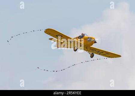 Un avion turbulent Druine D31 de l'équipe turbulent effectue des acrobaties aériennes au salon aéronautique de la RAF Duxford, le 7 mai 2023 Banque D'Images