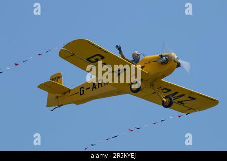 Un avion turbulent Druine D31 de l'équipe turbulent effectue des acrobaties aériennes au salon aéronautique de la RAF Duxford, le 7 mai 2023 Banque D'Images