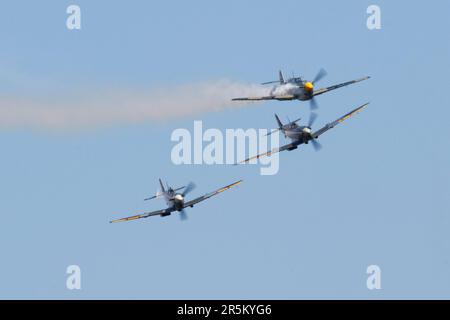 Deux Spitfire volent en formation avec un Buchon ME109 espagnol dans un renactment d'un combat de deux guerres mondiales Banque D'Images