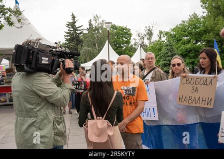 BNT prend une interview lors d'une réunion de Russes d'opposition en faveur d'Alexei Navalny à Sofia, Bulgarie Banque D'Images